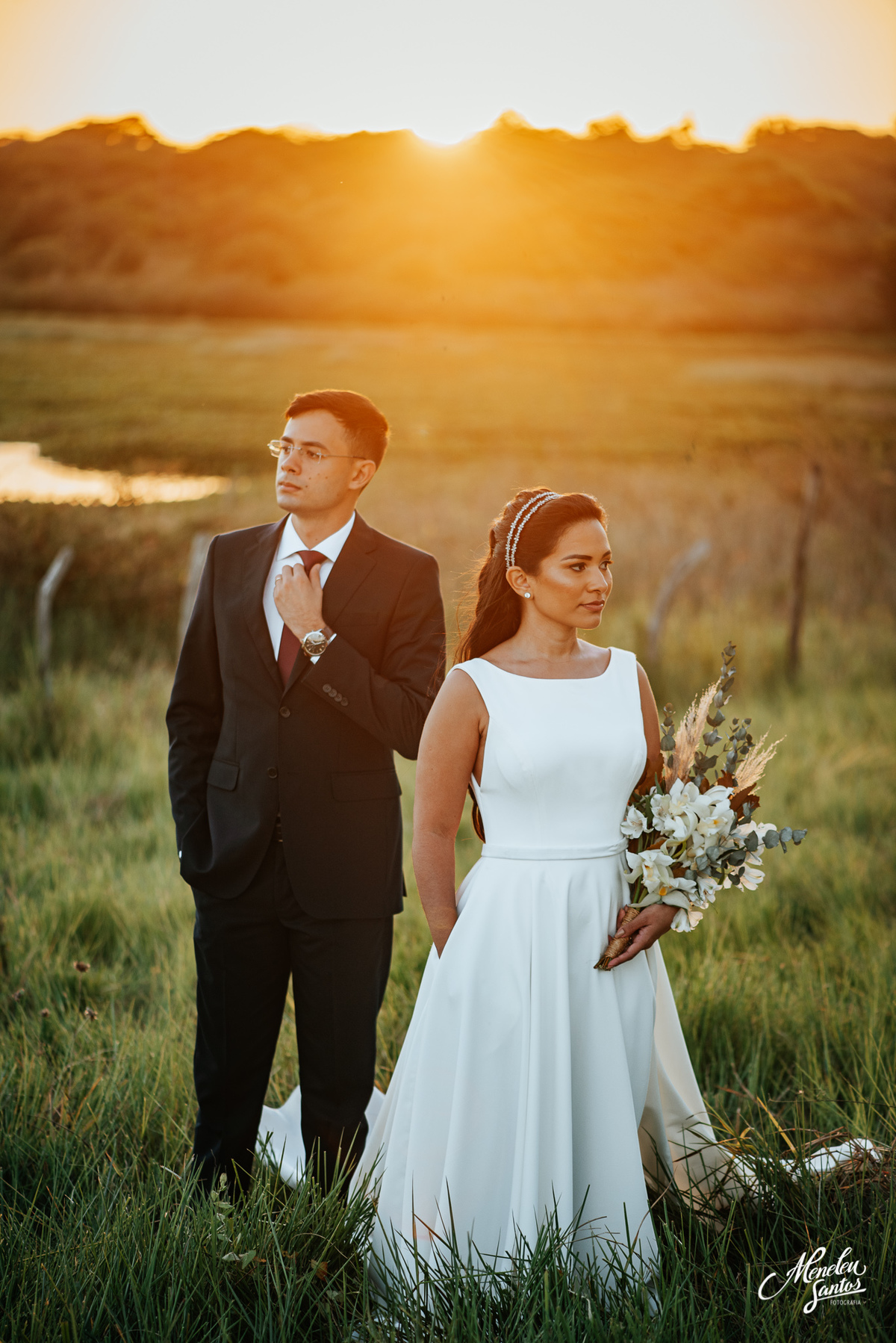 Pre wedding com barco e noivo vestido  de terno