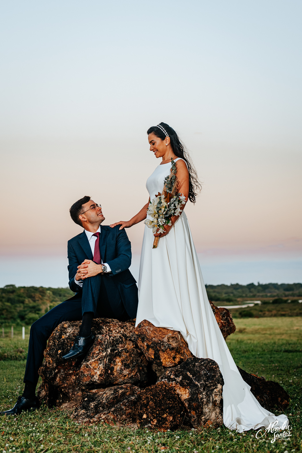 Pre wedding com barco e noivo vestido  de terno