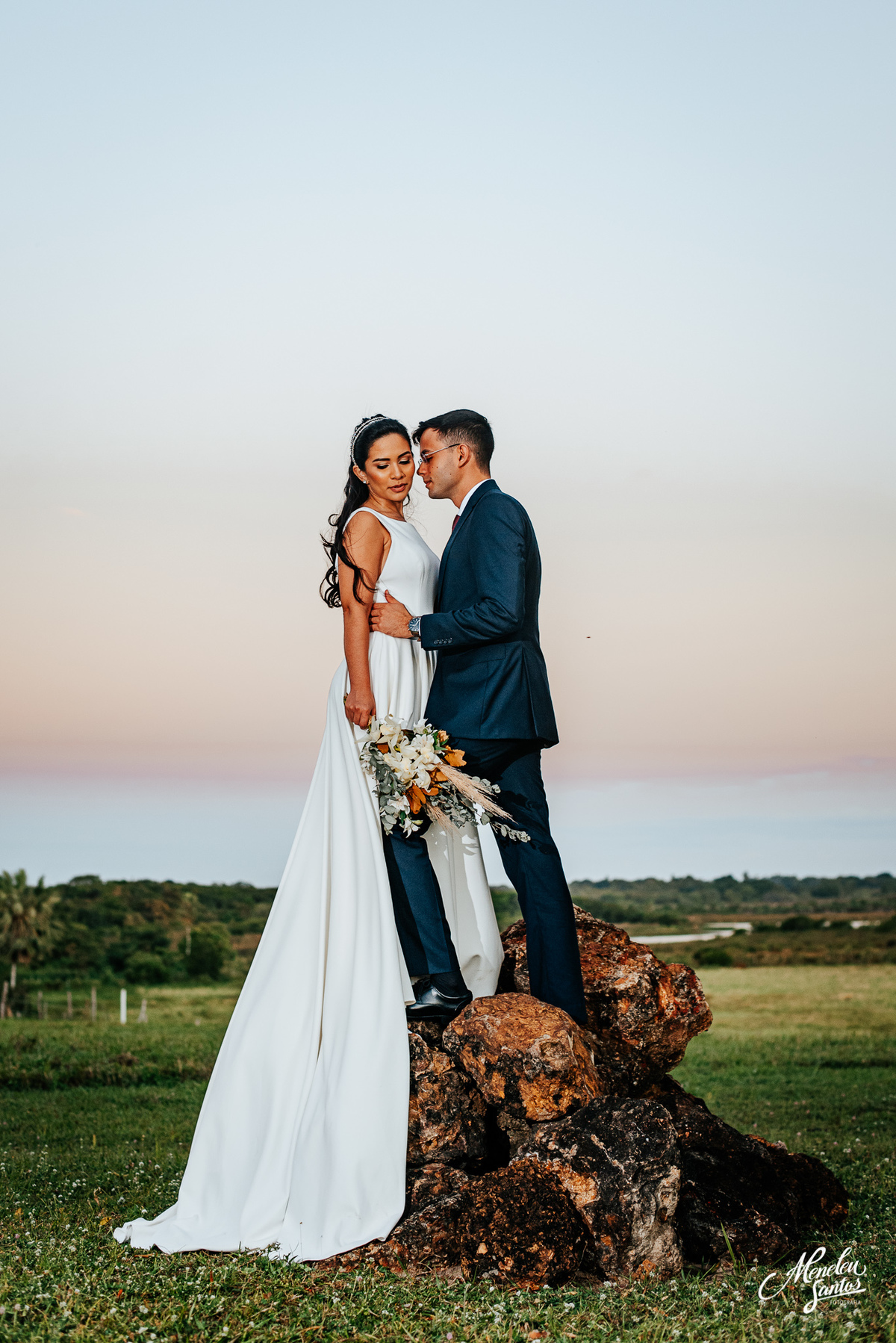 Pre wedding com barco e noivo vestido  de terno