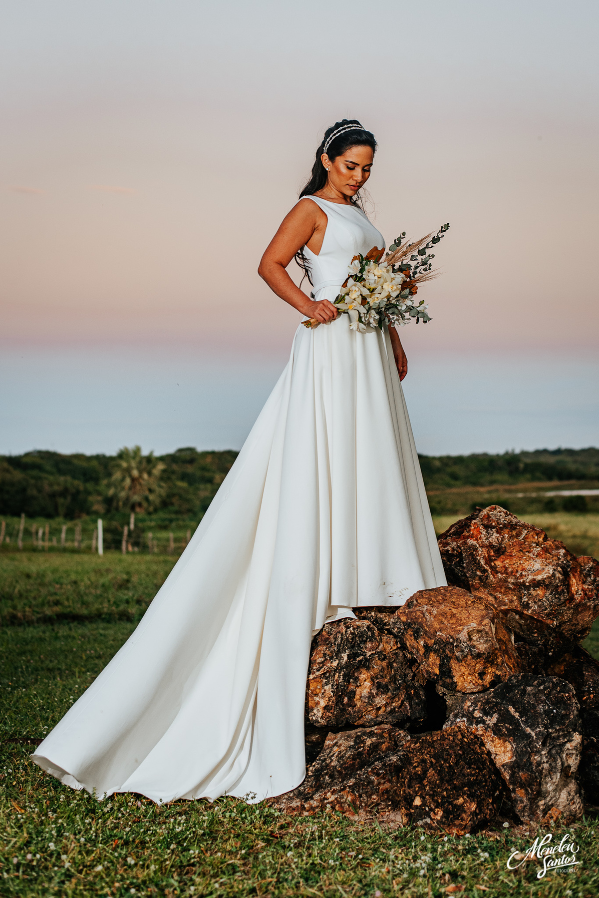 Pre wedding com barco e noivo vestido  de terno