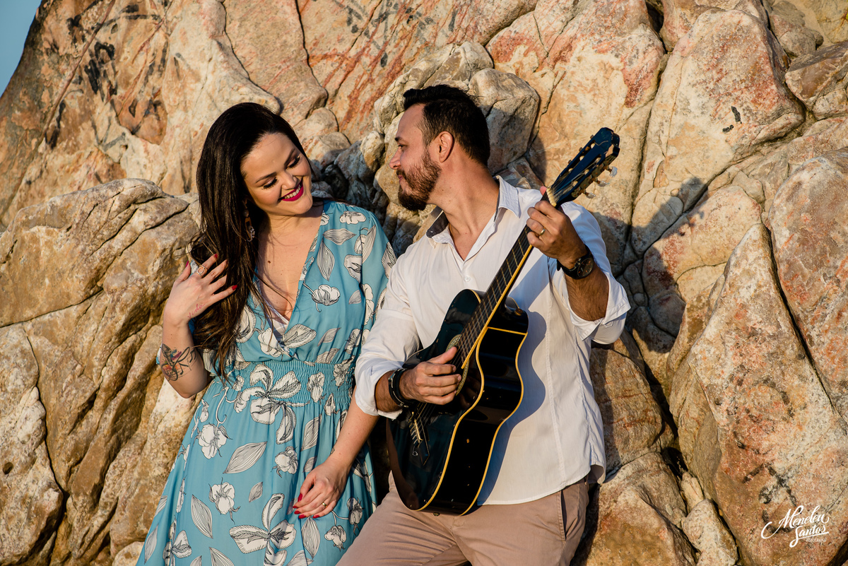 Ensaio de casal com violão 
