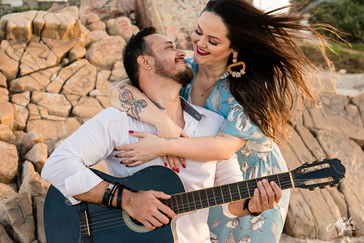 Ensaio de casal com violão 