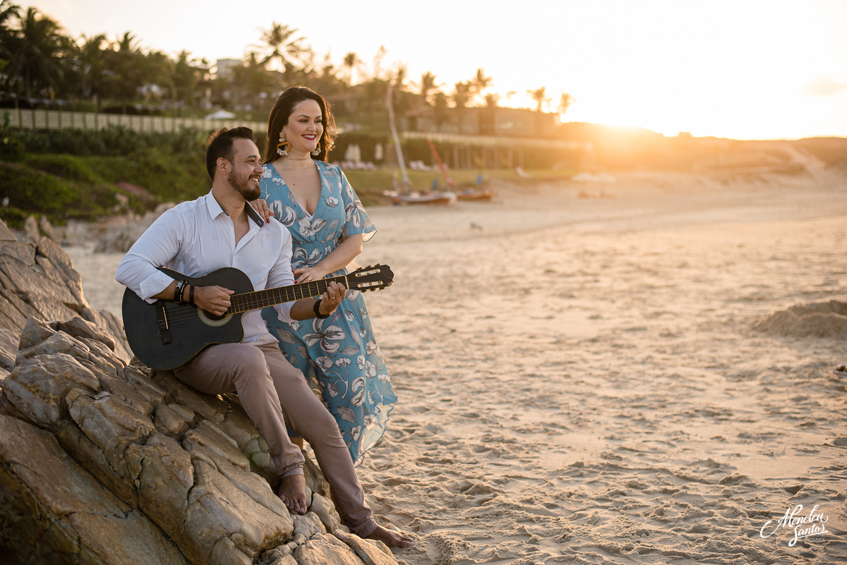 Ensaio de casal com violão 