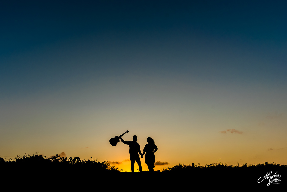 Ensaio de casal com violão 