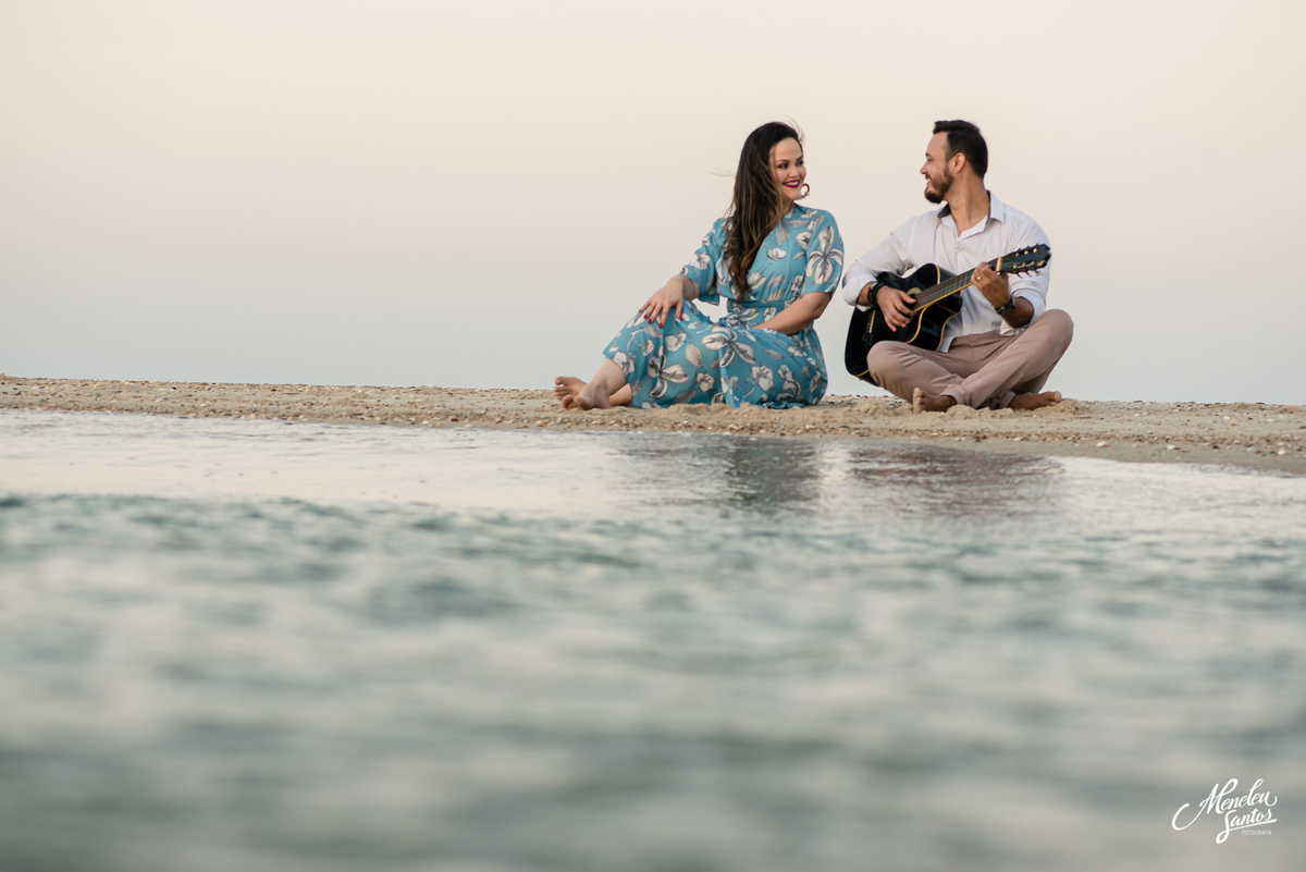 Ensaio de casal com violão 
