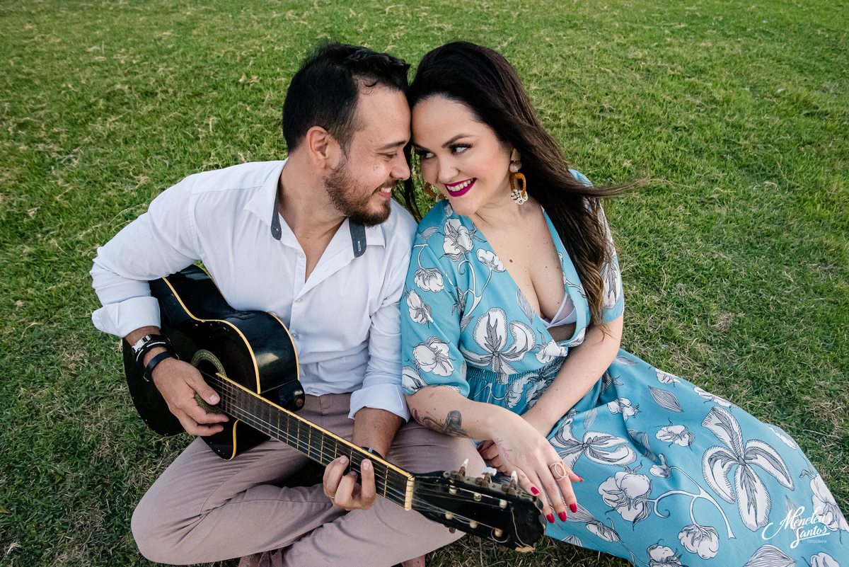 Ensaio de casal com violão 