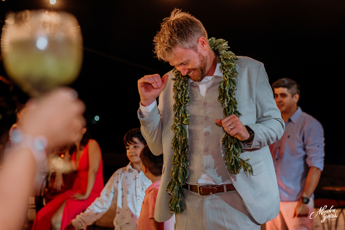 Noivo americano em casamento em fortaleza