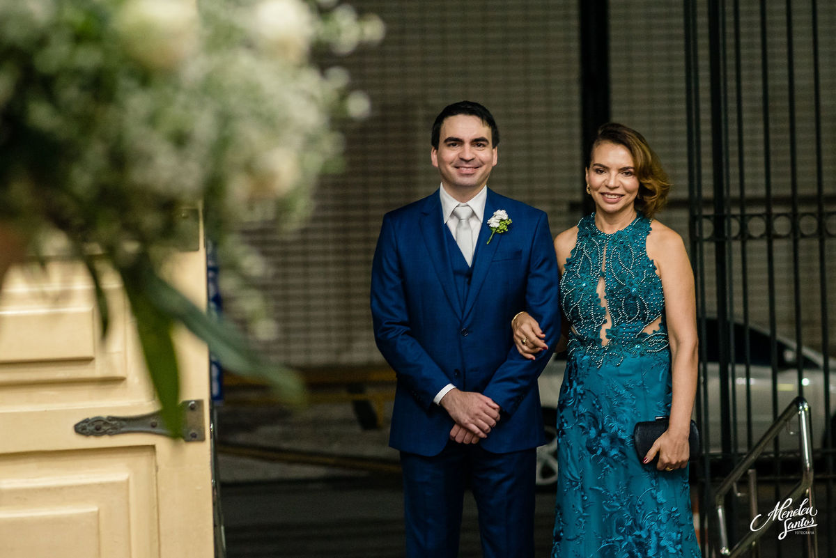 Noivo com terno azul marinho em fortaleza