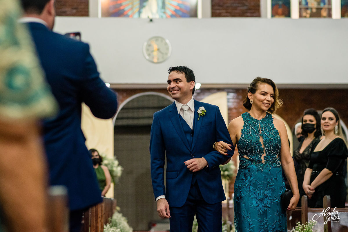 Noivo com terno azul marinho em fortaleza