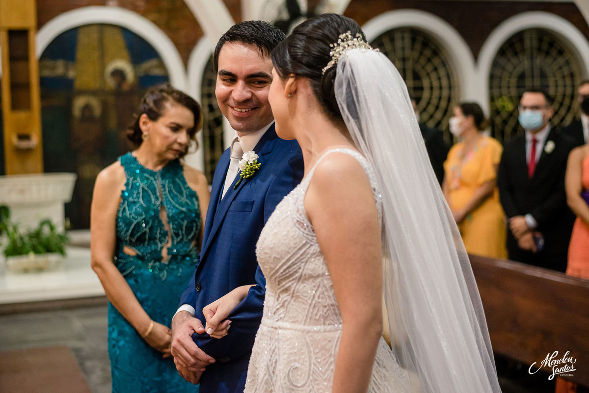 Noivo com terno azul marinho em fortaleza