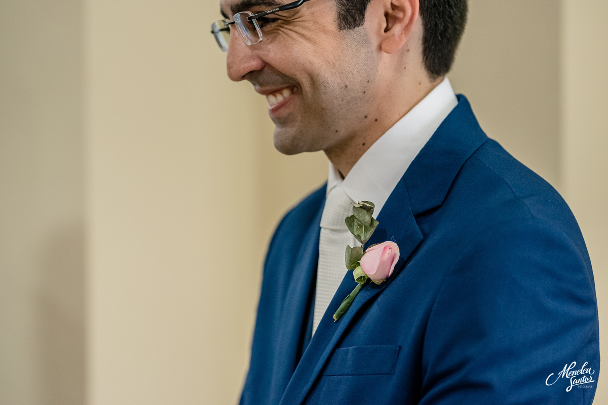 Noivo com terno azul na Cripta da catedral em fortaleza