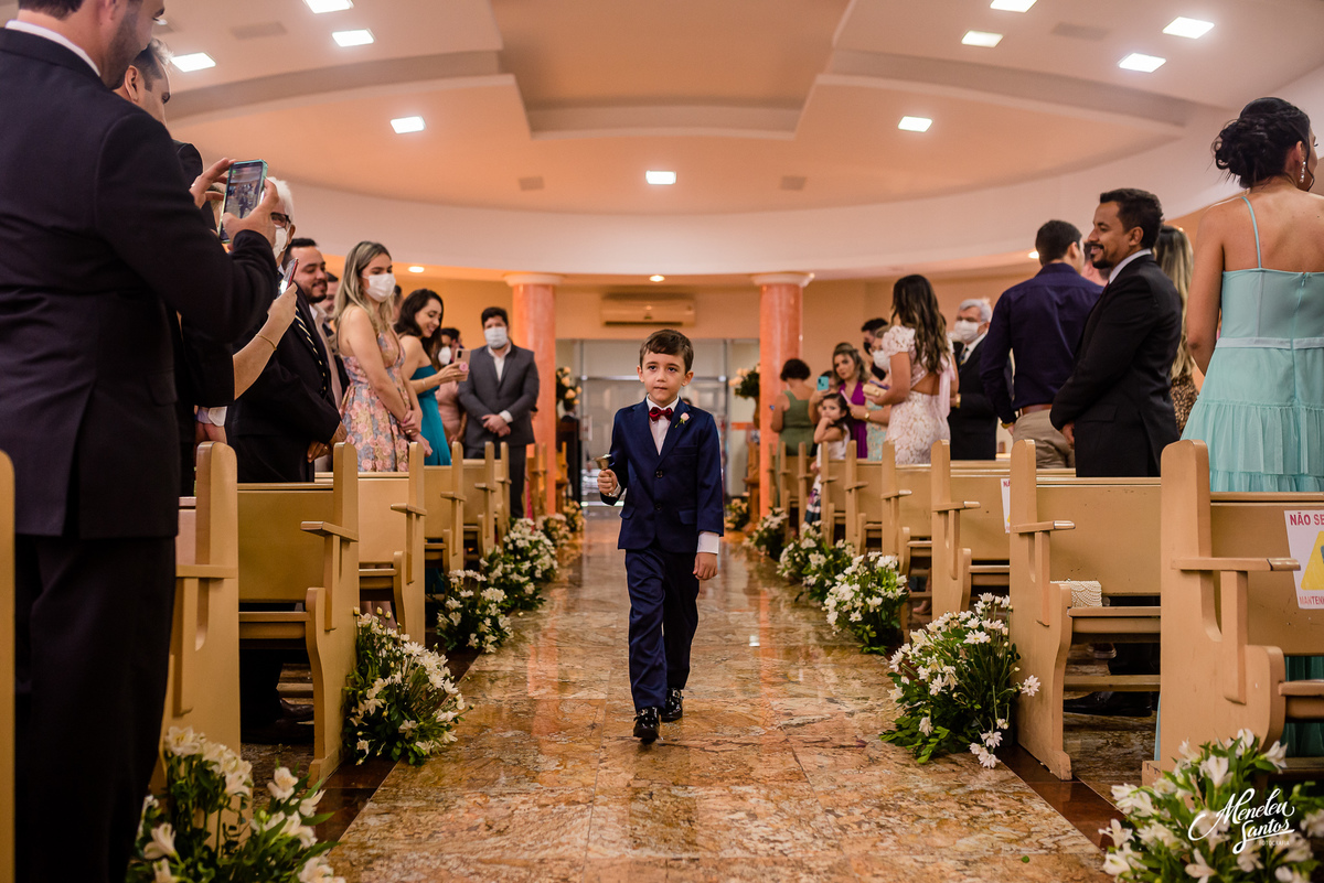 Noivo com terno azul na Cripta da catedral em fortaleza