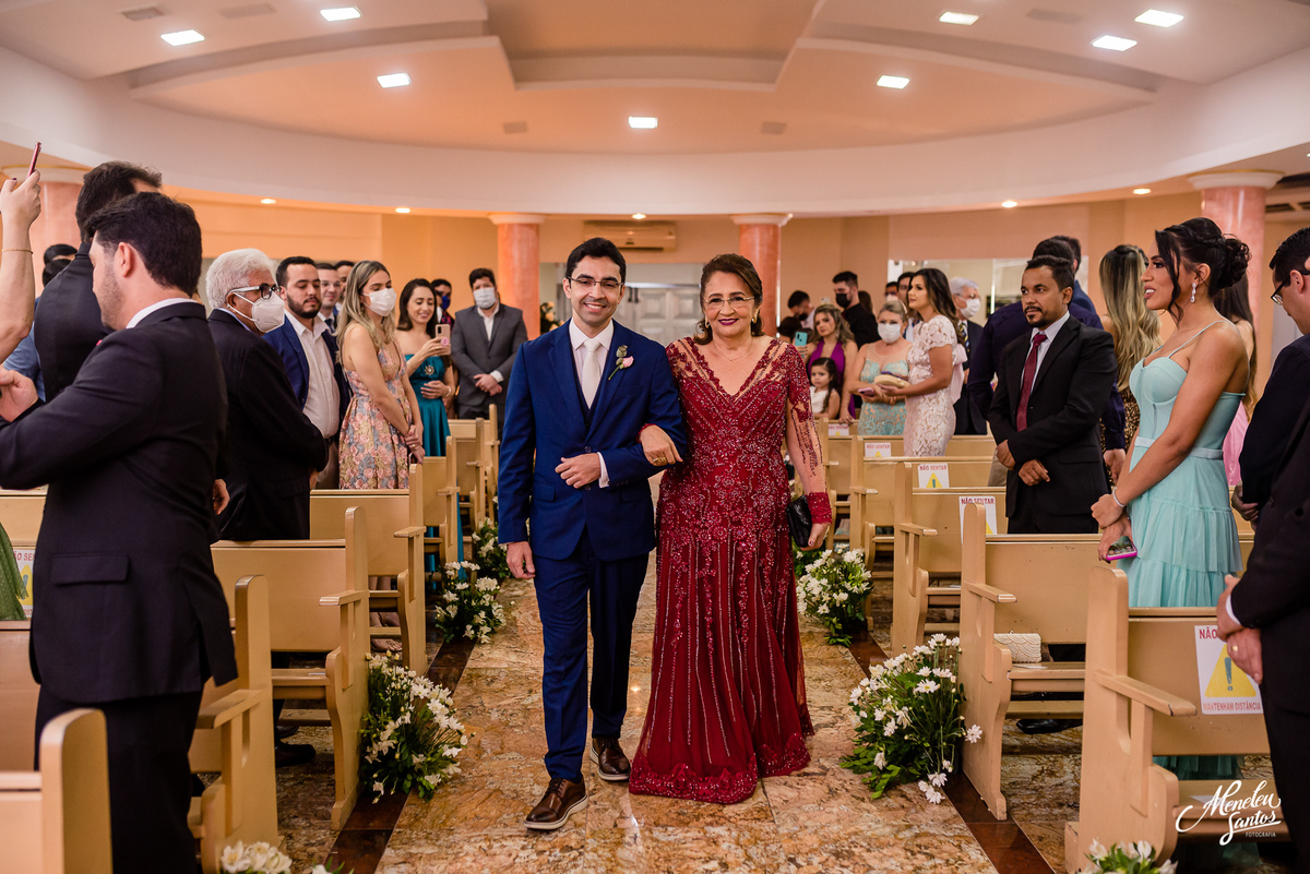 Noivo com terno azul na Cripta da catedral em fortaleza