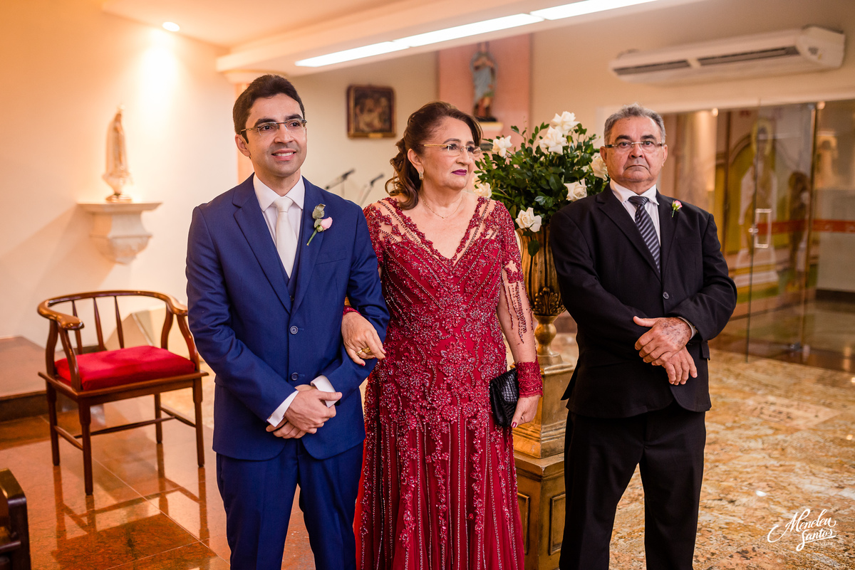 Noivo com terno azul na Cripta da catedral em fortaleza