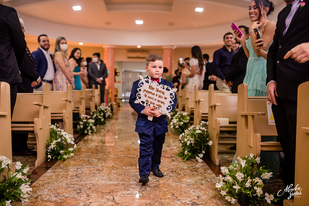 Noivo com terno azul na Cripta da catedral em fortaleza
