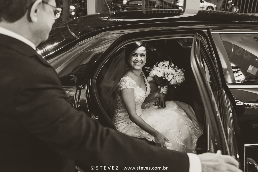 noiva saindo do carro