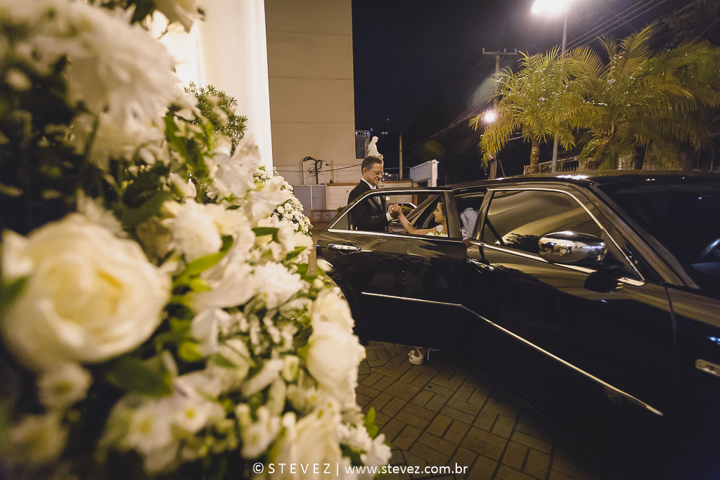 noiva saindo do carro