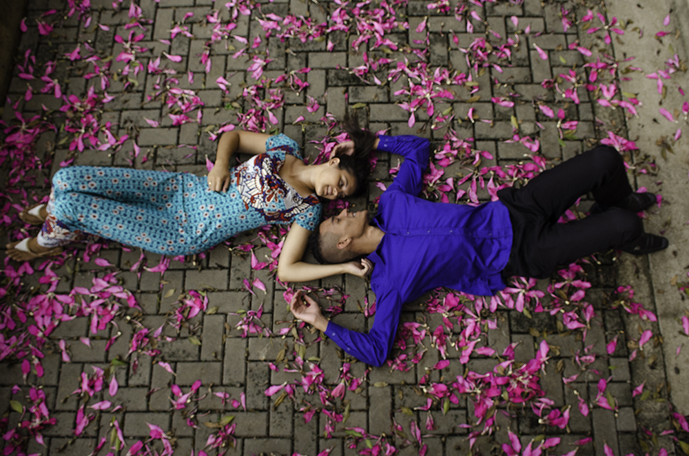 Sessão de Fotos de casal engenho central piracicaba  deitados com flores rosas