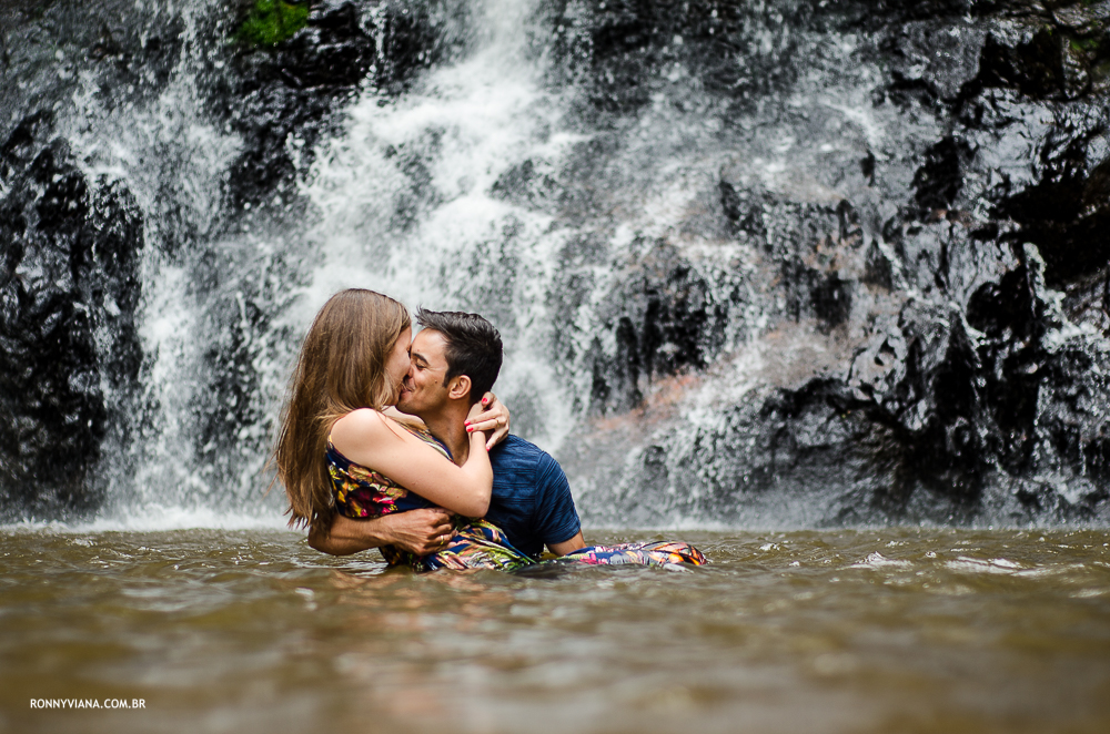 pré-wedding, dentro da água, abraço, beijando, agarradinhos, Cachoeiras em São Pedro