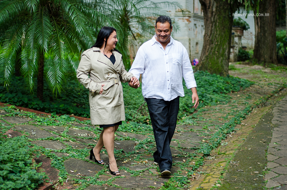 Casal andando - Sobretudo - Fotos inverno - Caminhando
