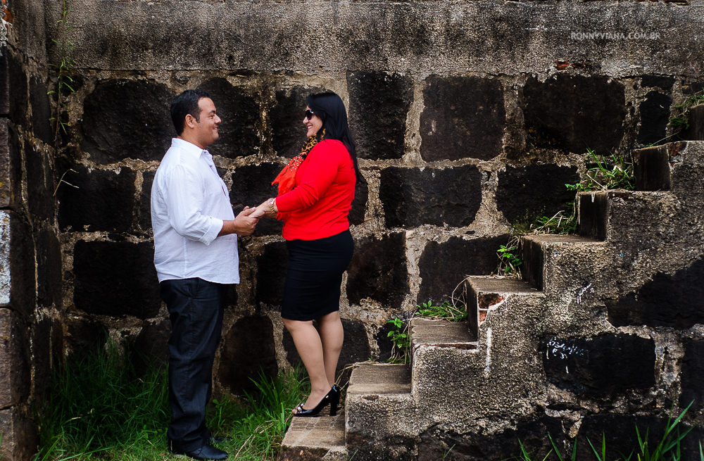 Casal apaixonado - camiseta vermelha - saia preta - camisa social branca