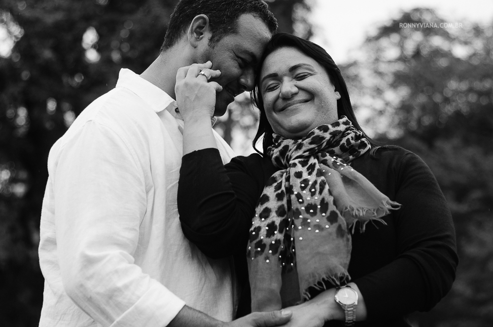 Foto abraçando e passando a mao no rosto - SOrriso - ensaio de casal