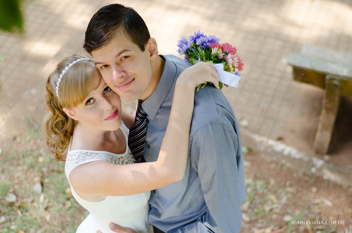 casal olhando para cima buque vermelho