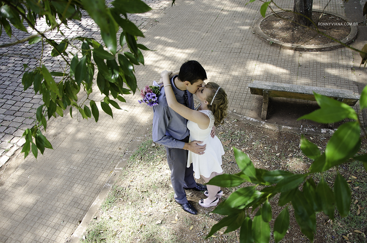 beijo do casal durante a foto