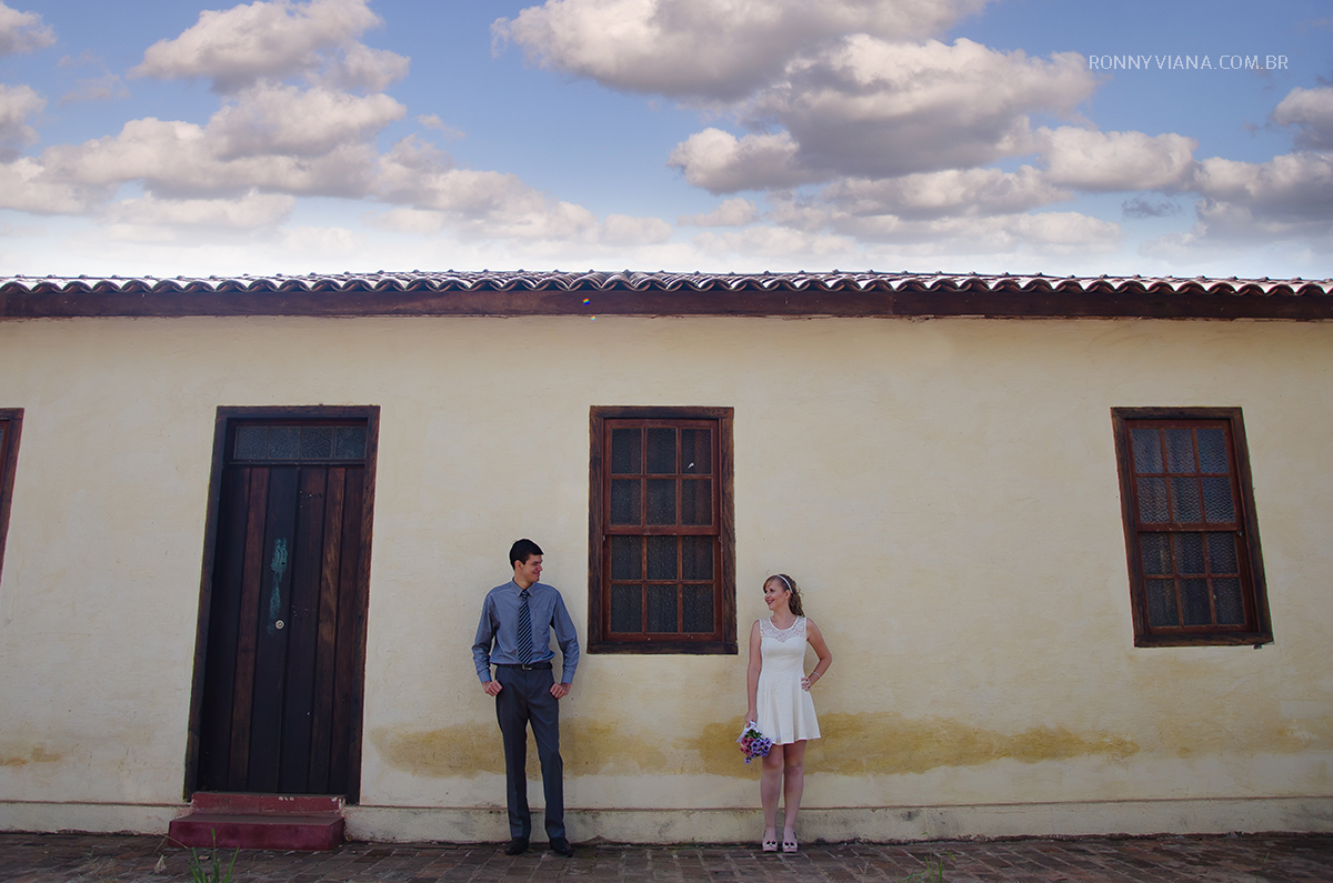 céu com nuvens, casa antiga foto do casal ao lado da janela se olhando