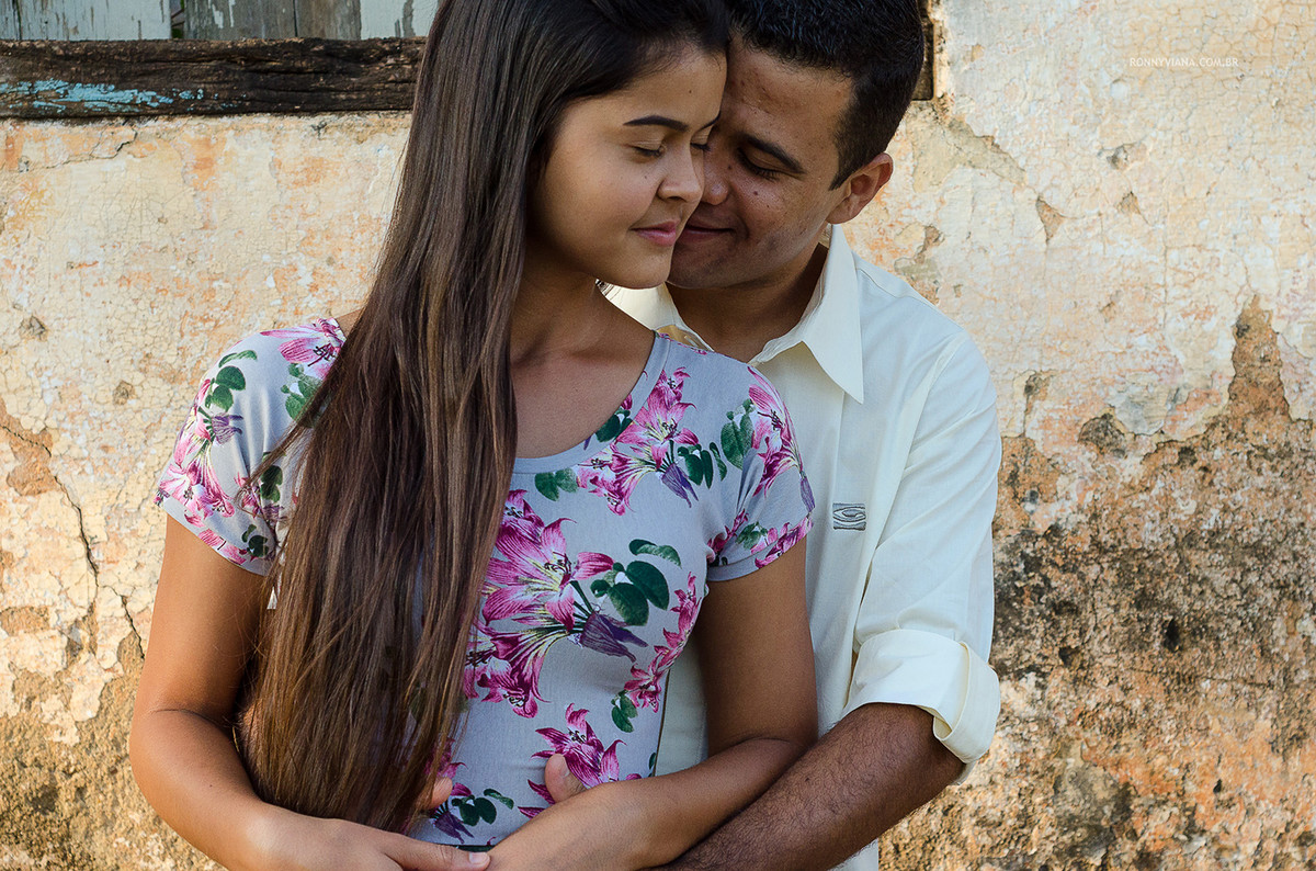 casal abraçado com olhos fechados