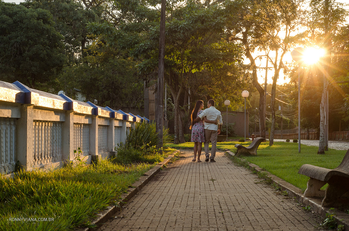 casal caminhando na calçada ao por do sol em piracicaba