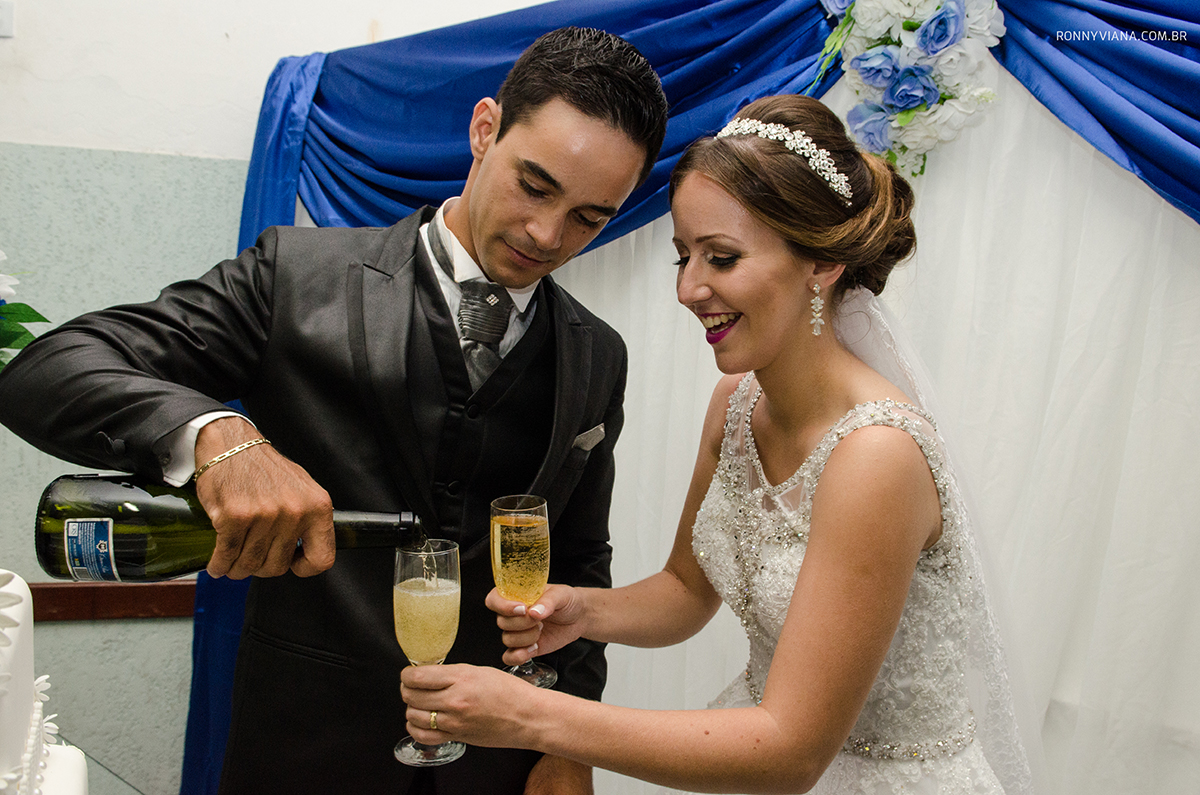 Noivos servindo champanhe