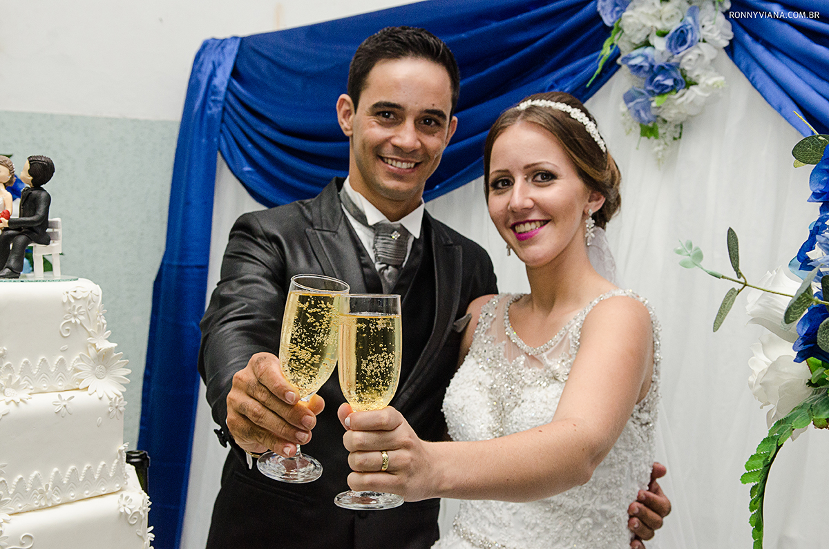 Noivos fazendo o brinde da Champanhe