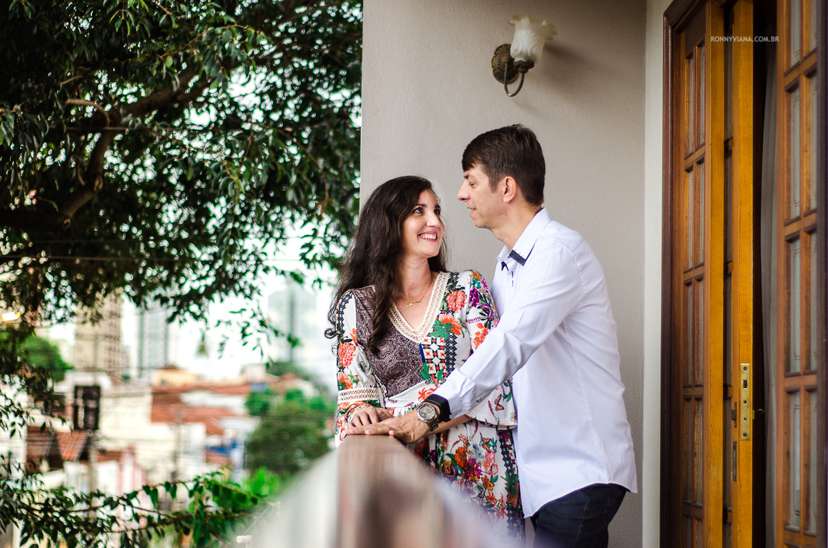 fotos na sacada com vestido florido