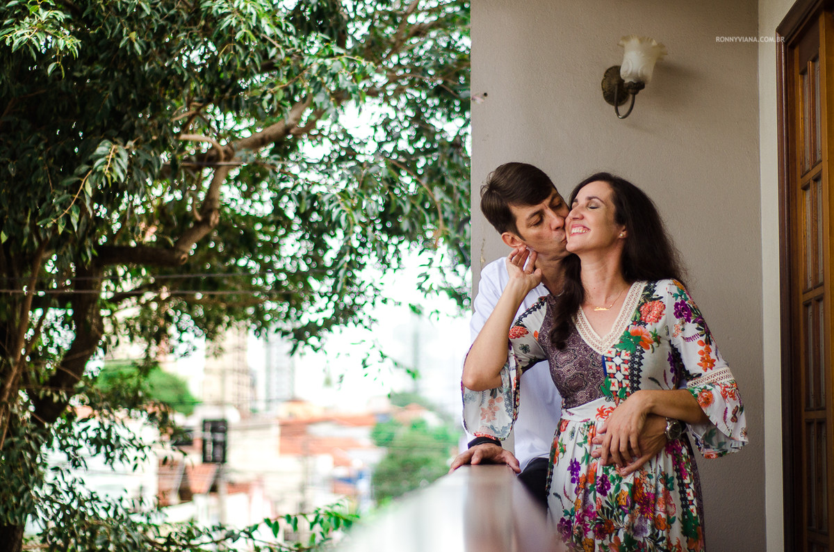 beijando a esposa na sacada do sobrado