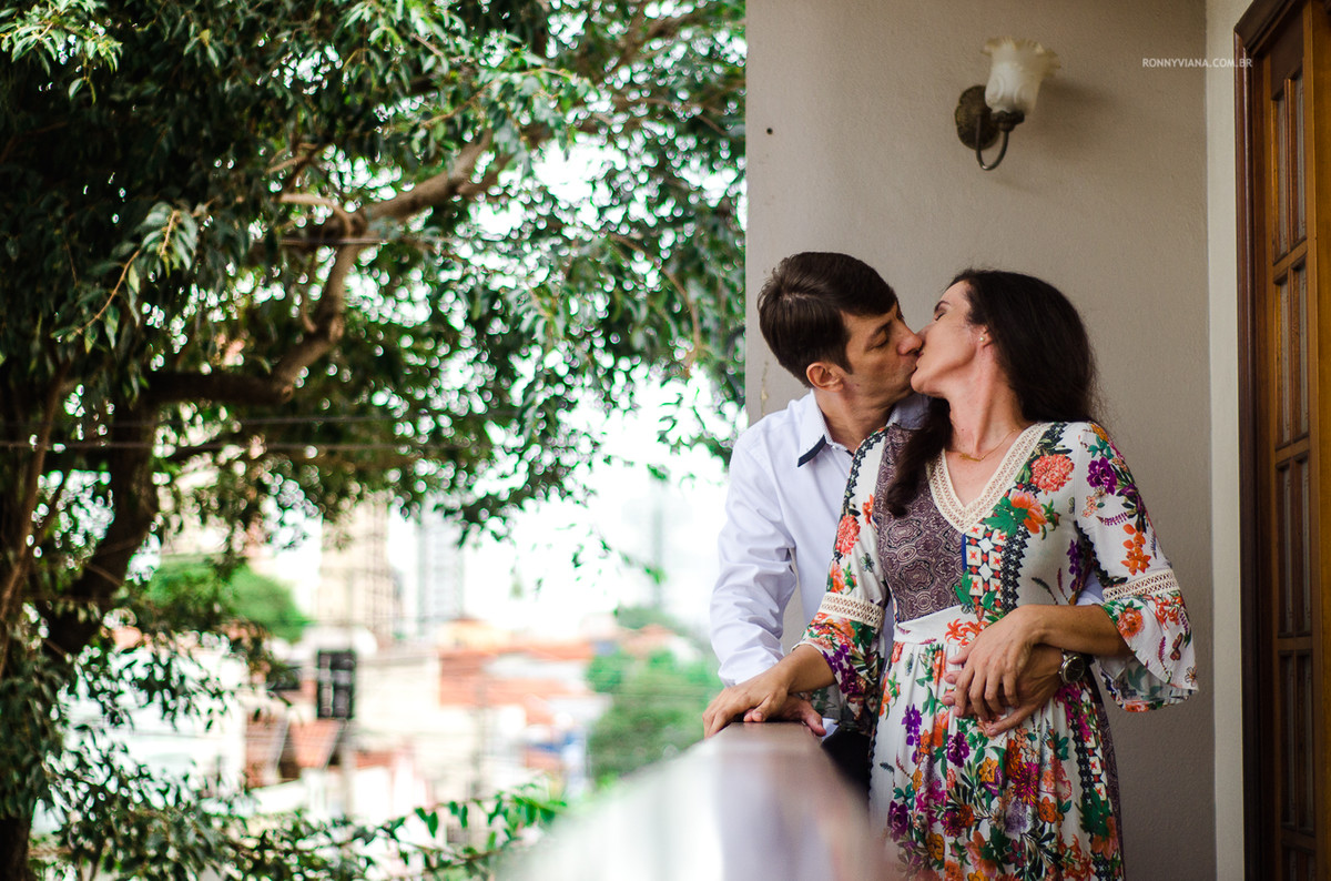 beijo do casal na sacada foto de familia em casa