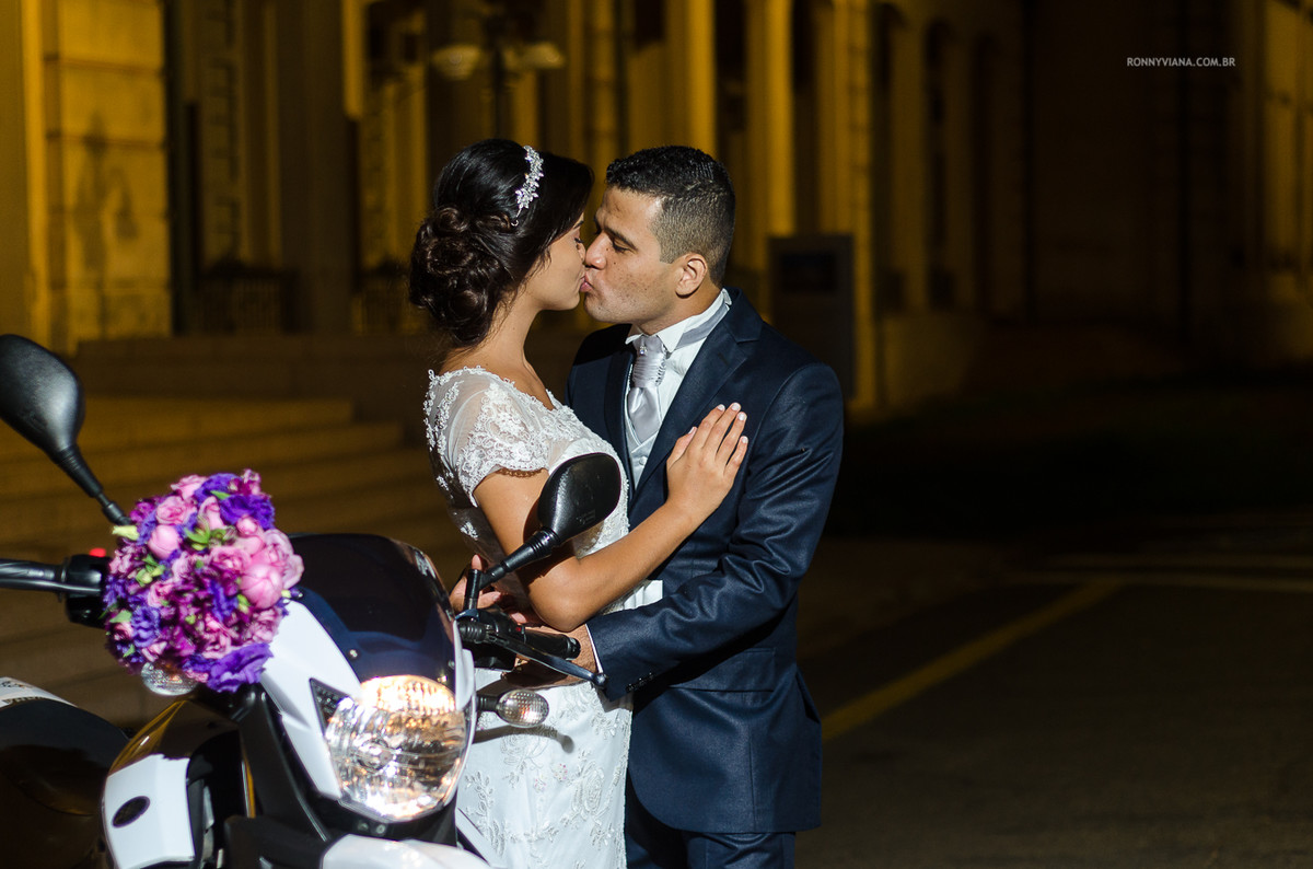 casamento em piracicaba decoração no Celebrare Eventos beijo dos noivos na esalq