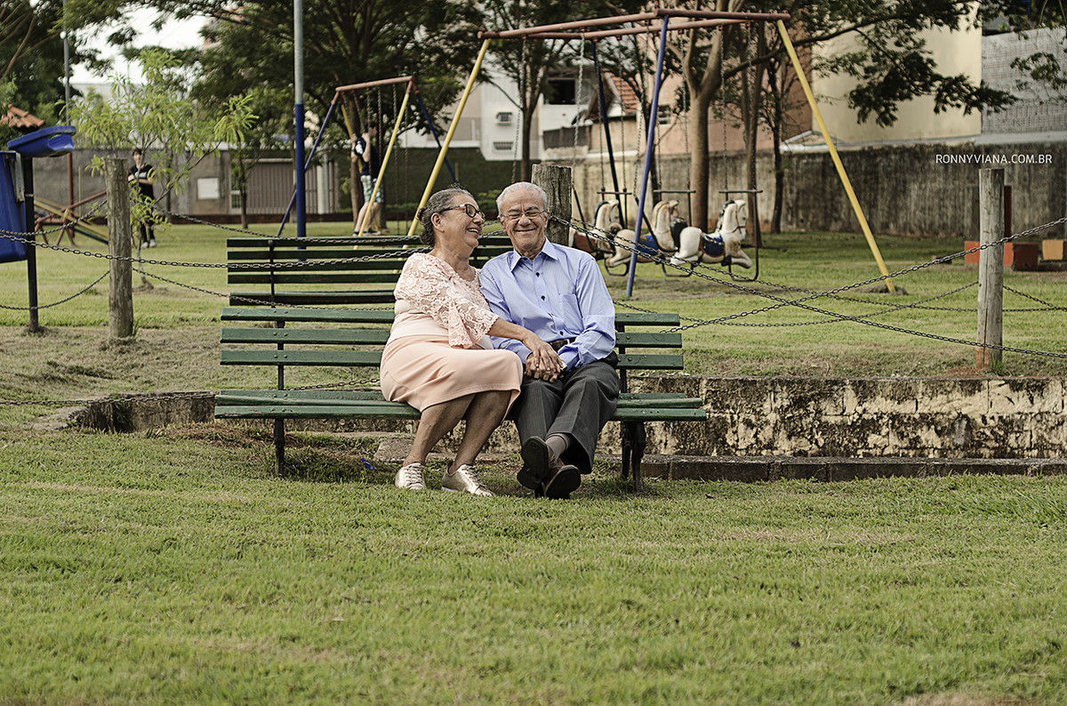 book bodas de ouro em Piracicaba SP no parque da cidade casal de idosos felizes fotografo de casamento Ronny Viana São Paulo, Curitiba, Santa Catarina e Minas Gerais