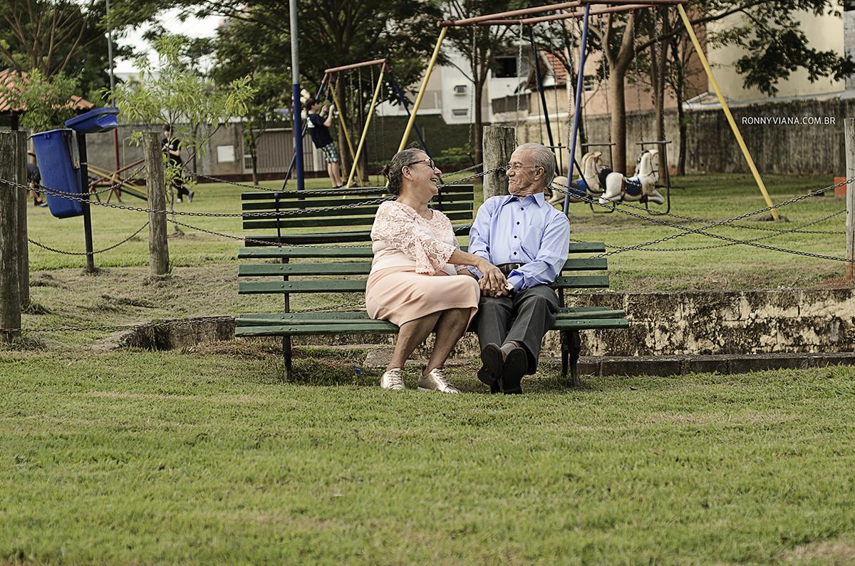 book bodas de ouro em Piracicaba SP no parque da cidade casal de idosos felizes fotografo de casamento Ronny Viana São Paulo, Curitiba, Santa Catarina e Minas Gerais