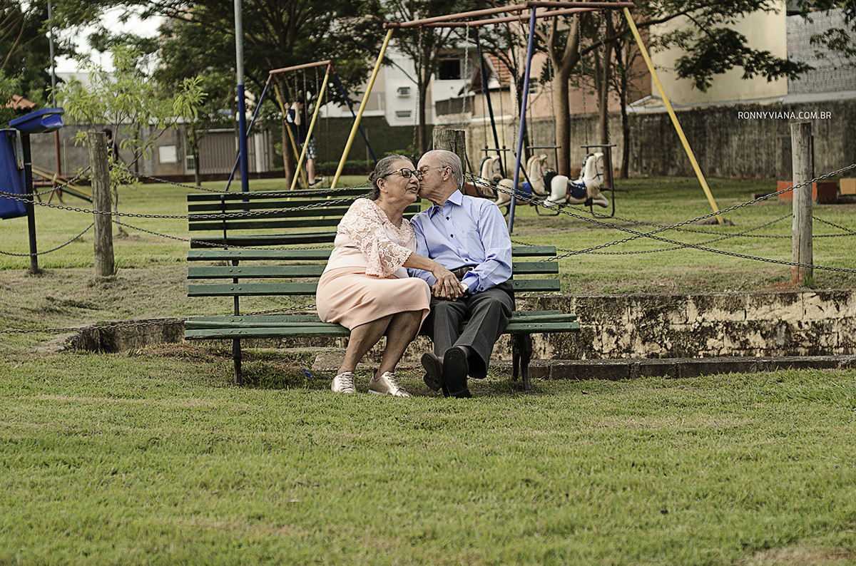 book bodas de ouro em Piracicaba SP no parque da cidade casal de idosos felizes fotografo de casamento Ronny Viana São Paulo, Curitiba, Santa Catarina e Minas Gerais