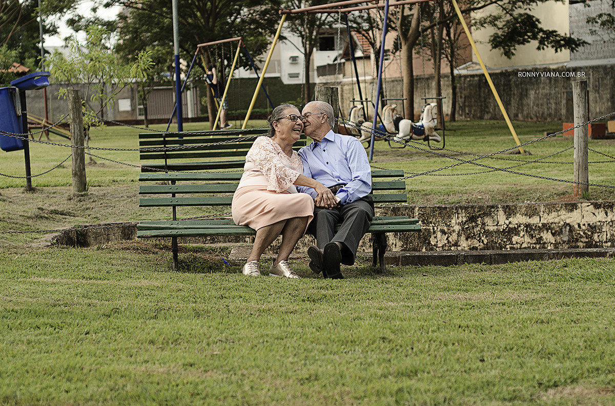 book bodas de ouro em Piracicaba SP no parque da cidade casal de idosos felizes fotografo de casamento Ronny Viana São Paulo, Curitiba, Santa Catarina e Minas Gerais