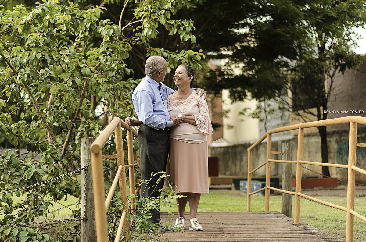book bodas de ouro em Piracicaba SP no parque da cidade casal de idosos felizes fotografo de casamento Ronny Viana São Paulo, Curitiba, Santa Catarina e Minas Gerais