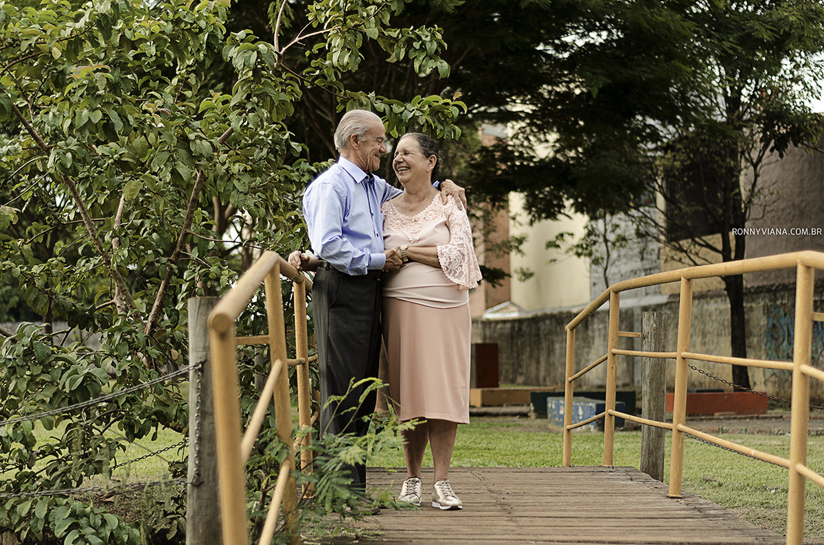 book bodas de ouro em Piracicaba SP no parque da cidade casal de idosos felizes fotografo de casamento Ronny Viana São Paulo, Curitiba, Santa Catarina e Minas Gerais