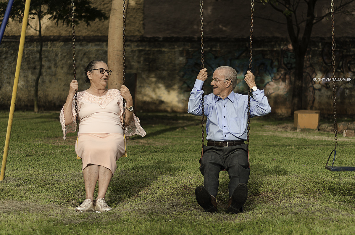book bodas de ouro em Piracicaba SP no parque da cidade casal de idosos felizes fotografo de casamento Ronny Viana São Paulo, Curitiba, Santa Catarina e Minas Gerais