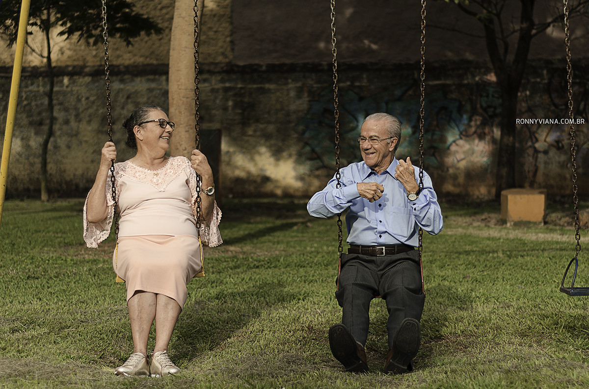 book bodas de ouro em Piracicaba SP no parque da cidade casal de idosos felizes fotografo de casamento Ronny Viana São Paulo, Curitiba, Santa Catarina e Minas Gerais