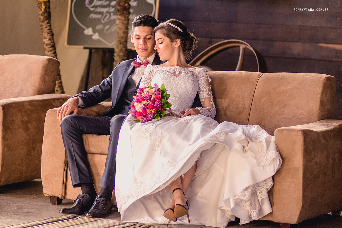 Sapatos da noiva e buque rosa para casamento de dia