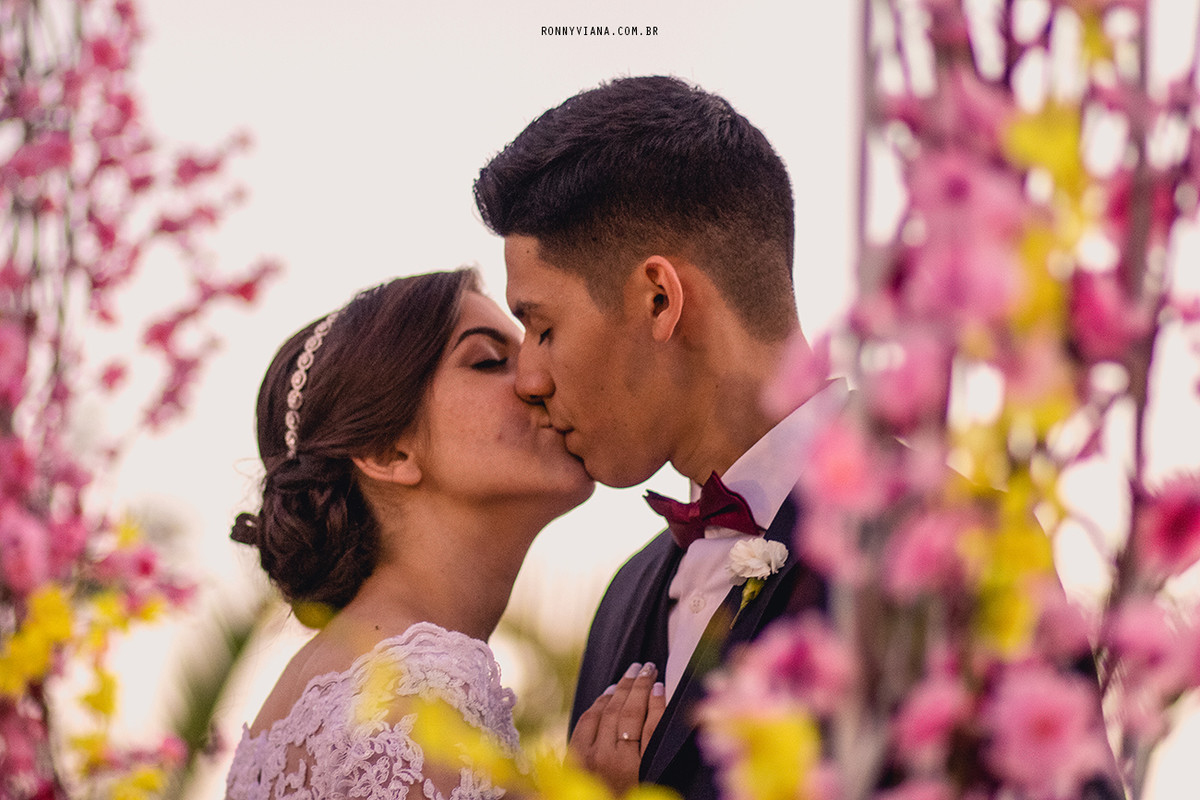 Noivos beijando foto romantica criativa