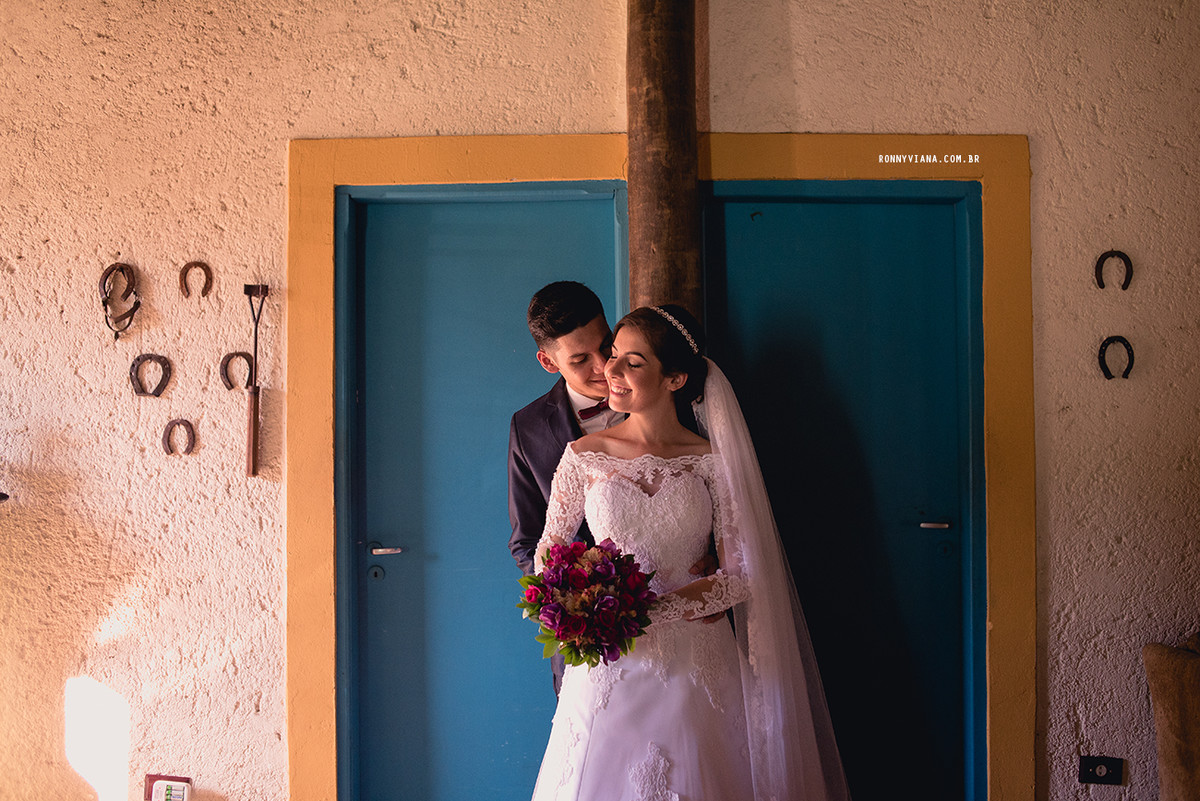 Noivo Beijando a noiva no casamento de dia