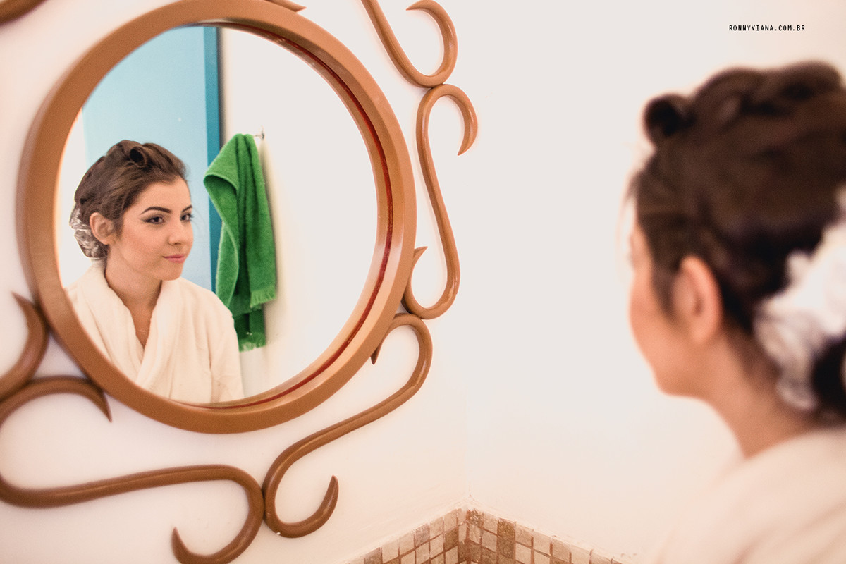 Noiva se olhando no espelho em Piracicaba
