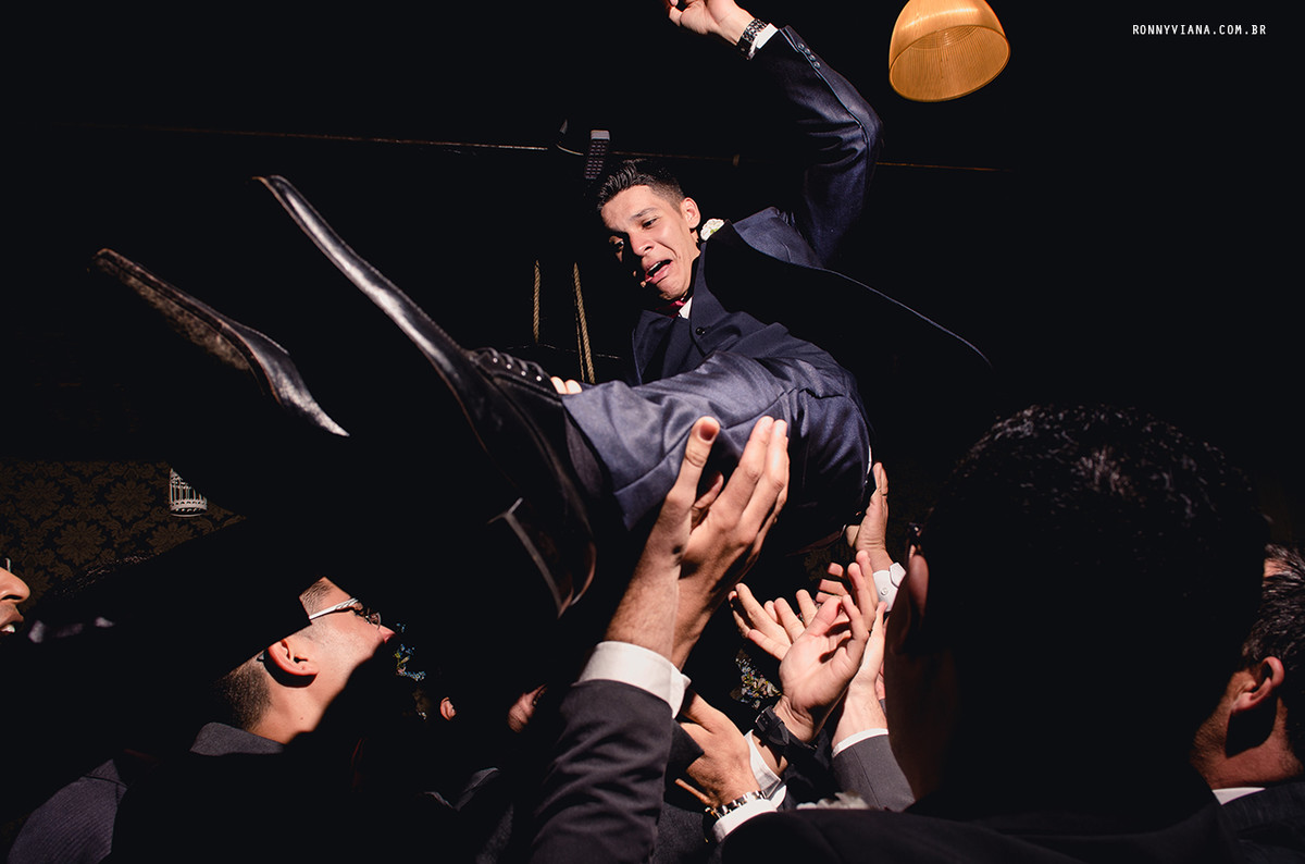 Jogando o Noivo para cima no casamento - Foto Criativa e Espontânea
